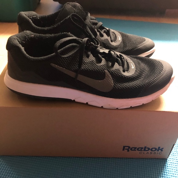 Women’s Nike black and white sneakers - Picture 1 of 3